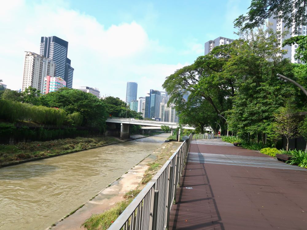 クラン川西岸